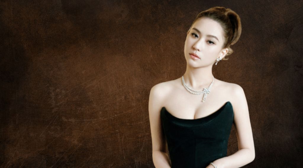 何超莲:赌场大亨之女的演艺之路与她的首个电影主角