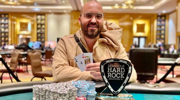 Victoria de Bryn Kenney en el Seminole Hard Rock Poker Showdown