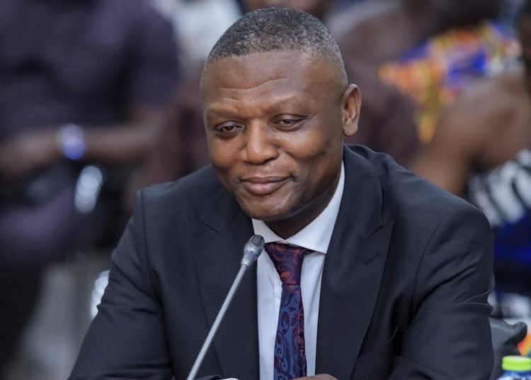 体育与休闲部长霍恩·科菲·伊迪·亚当斯