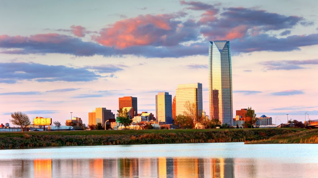 美国俄克拉荷马市沿俄克拉荷马河 美国俄克拉荷马市沿俄克拉荷马河