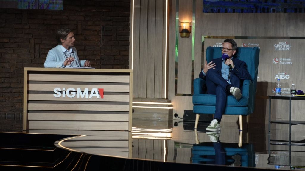 Samir Ceric(主持人,坐在左侧)和Stefan Lavén(嘉宾讲者,坐在右侧)