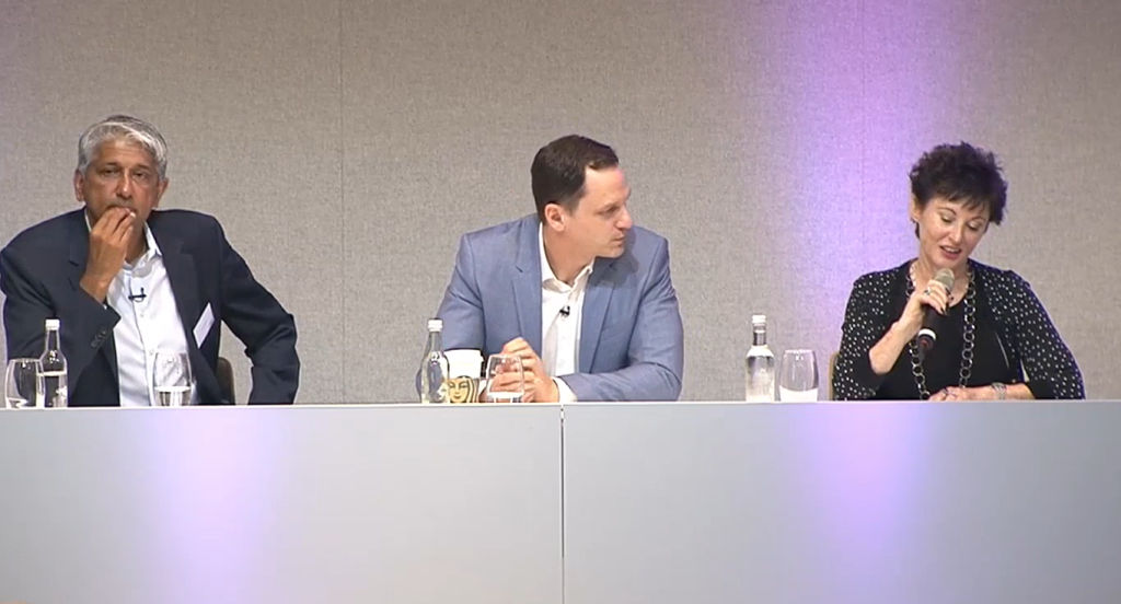 从左至右:Satty Bhens,Entain集团CPTO;Rob Wood,Entain集团CFO兼副CEO;Stella David,Entain集团CEO