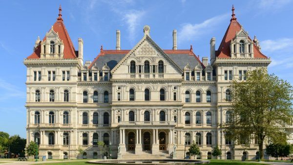 Nova York propõe legalização de apostas em esportes de fantasia e aceleração da liberação de licenças de cassino