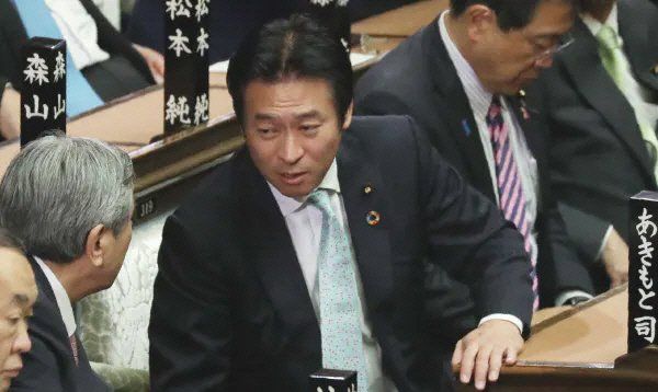 O político japonês Tsukasa Akimoto se declara inocente de acusações de escândalo de suborno de IR