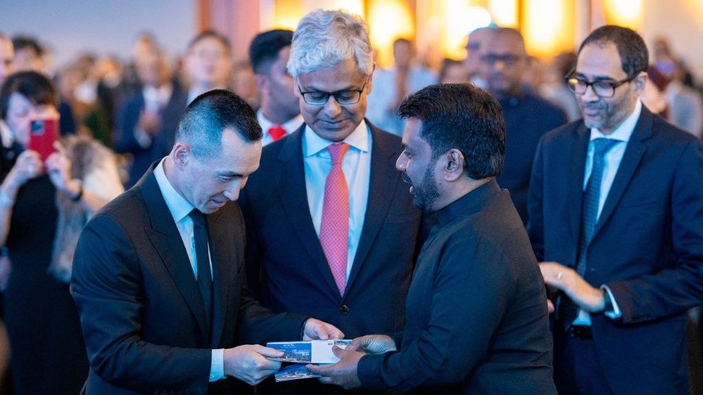 总统阿努拉·库马拉·迪萨纳亚克、约翰·基尔斯控股有限公司主席克里尚·巴伦德拉和新濠国际发展主席兼首席执行官何猷龙出席了开幕仪式。