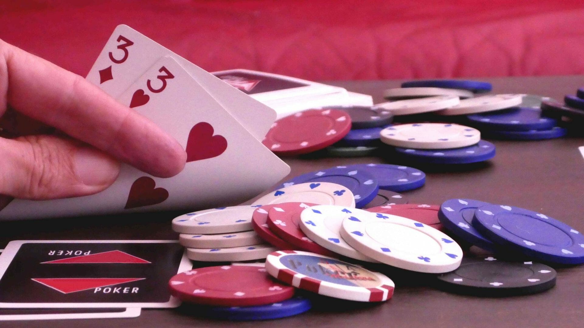 Como funciona um jogo de pôquer?